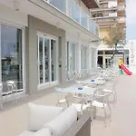 Hotel Augustus- Davanti A Noi C'e Solo Il Mare 3*