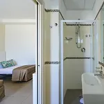 Hotel Augustus- Davanti A Noi C'e Solo Il Mare 3*