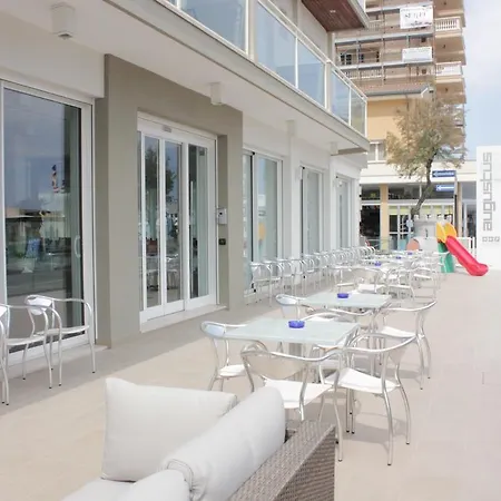 Hotel Augustus- Davanti A Noi C'e Solo Il Mare 3*