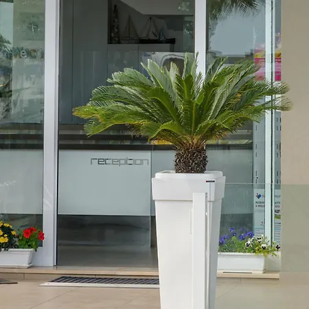 Augustus- Davanti A Noi C'e Solo Il Mare Hotel 3*