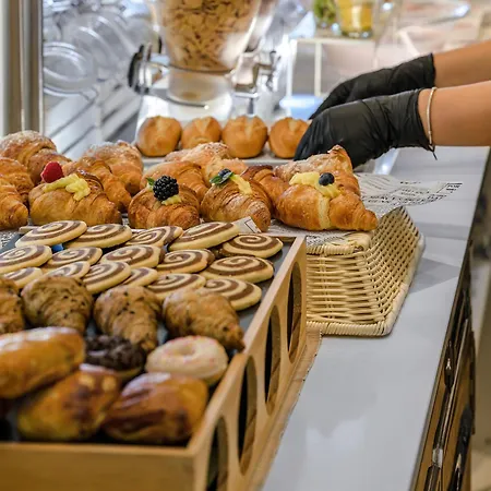 Hotel Augustus- Davanti A Noi C'e Solo Il Mare 3*