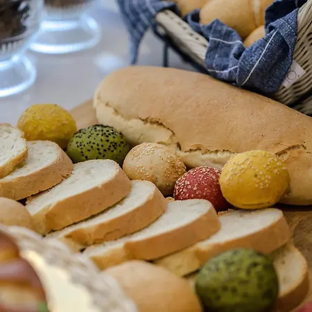 Hotel Augustus- Davanti A Noi C'e Solo Il Mare 3*