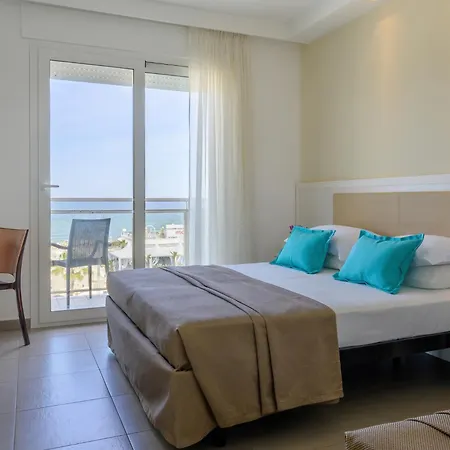 Hotel Augustus- Davanti A Noi C'e Solo Il Mare