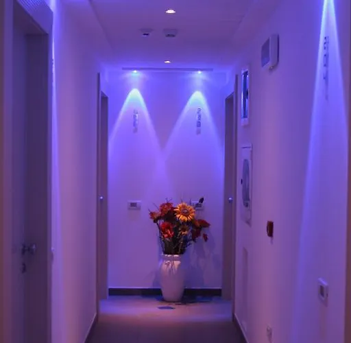 Hotel Augustus- Davanti A Noi C'e Solo Il Mare 3*