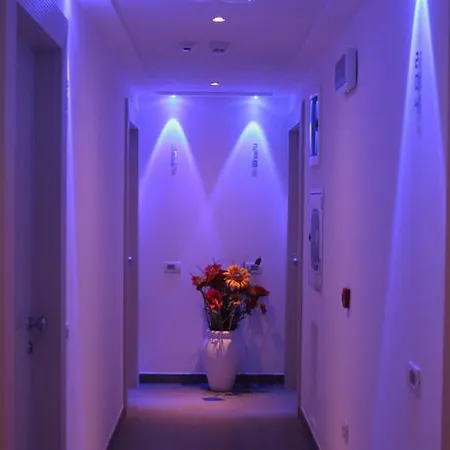 Hotel Augustus- Davanti A Noi C'e Solo Il Mare 3*