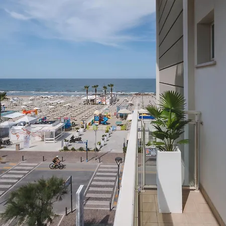 Hotel Augustus- Davanti A Noi C'e Solo Il Mare