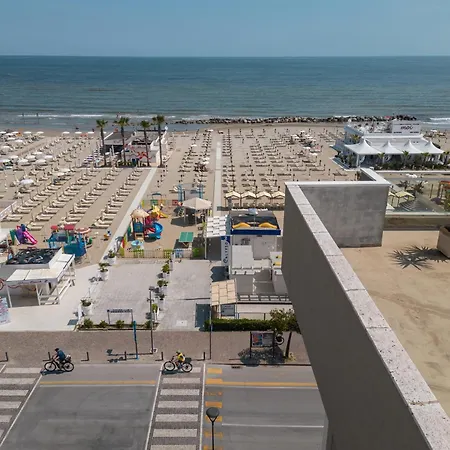 Hotel Augustus- Davanti A Noi C'e Solo Il Mare
