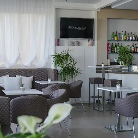 Hotel Augustus- Davanti A Noi C'e Solo Il Mare