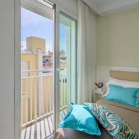 Augustus- Davanti A Noi C'e Solo Il Mare Hotel