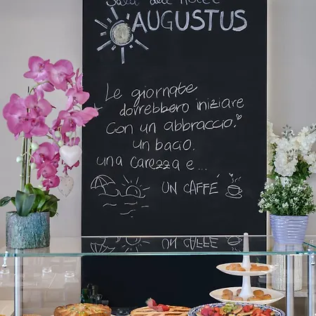 Отель Augustus- Davanti A Noi C'e Solo Il Mare Мизано-Адриатико