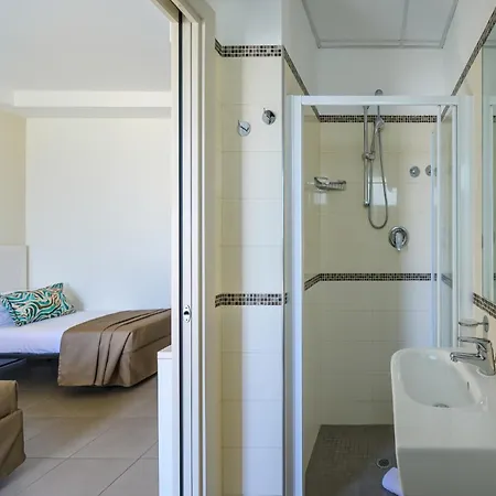 Hotel Augustus- Davanti A Noi C'e Solo Il Mare 3*