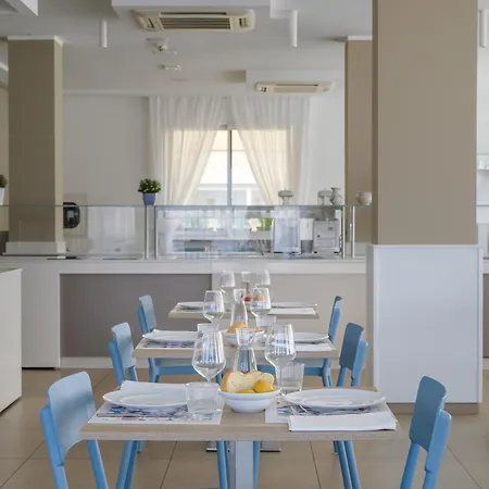 Otel Augustus- Davanti A Noi C'e Solo Il Mare 3*