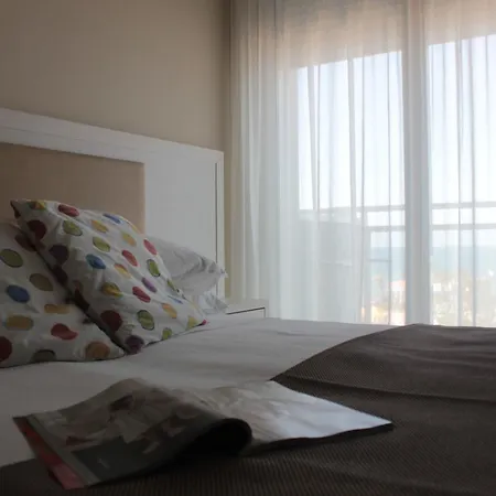 Hotel Augustus- Davanti A Noi C'e Solo Il Mare 3*