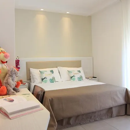 Otel Augustus- Davanti A Noi C'e Solo Il Mare