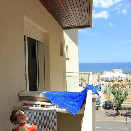 Hotel Augustus- Davanti A Noi C'e Solo Il Mare 3*