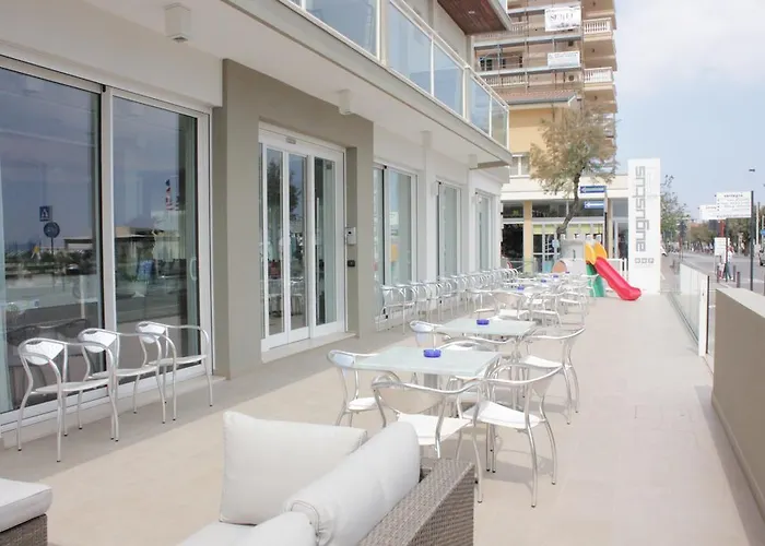 Hotel Augustus- Davanti A Noi C'e Solo Il Mare 3*