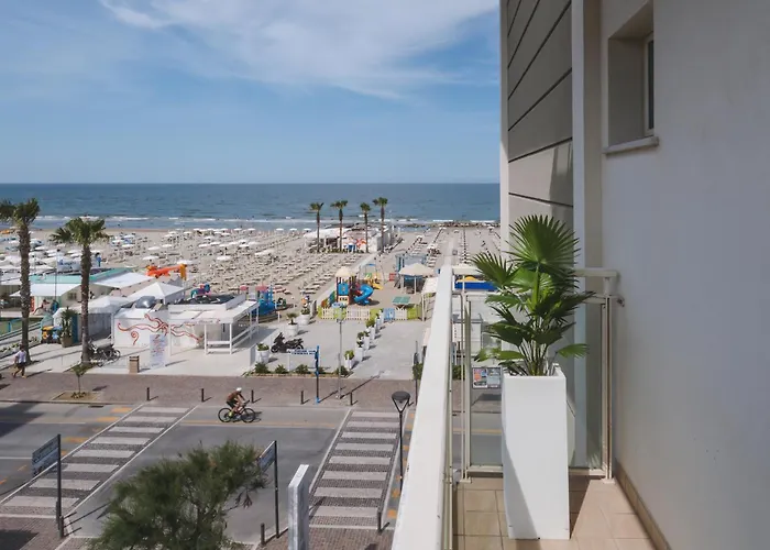 Hotel Augustus- Davanti A Noi C'è Solo Il Mare