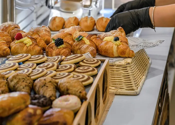 Hotel Augustus- Davanti A Noi C'è Solo Il Mare 3*