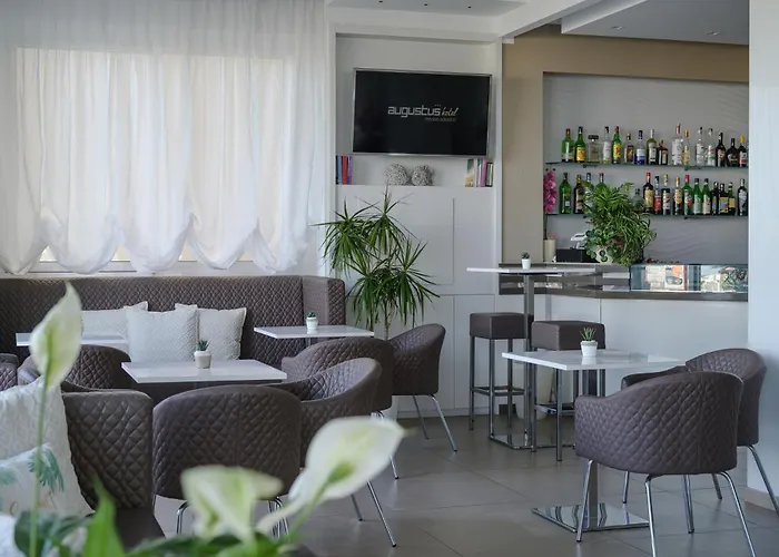 Hotel Augustus- Davanti A Noi C'e Solo Il Mare