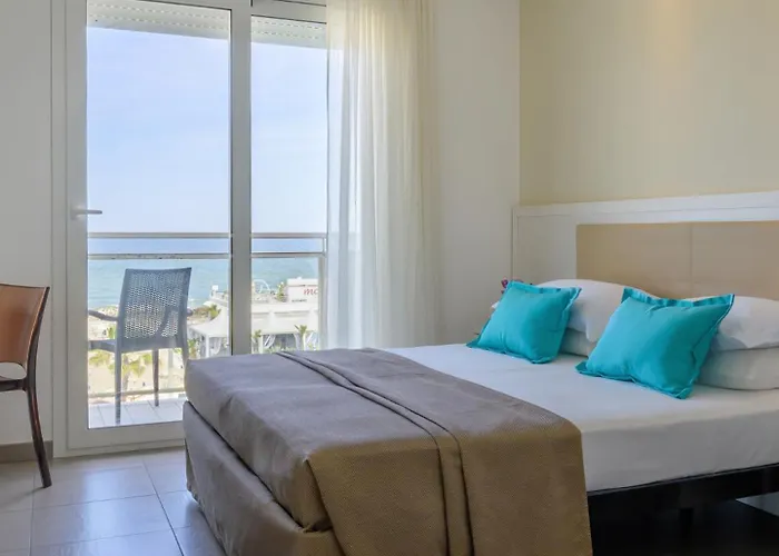 Hotel Augustus- Davanti A Noi C'e Solo Il Mare