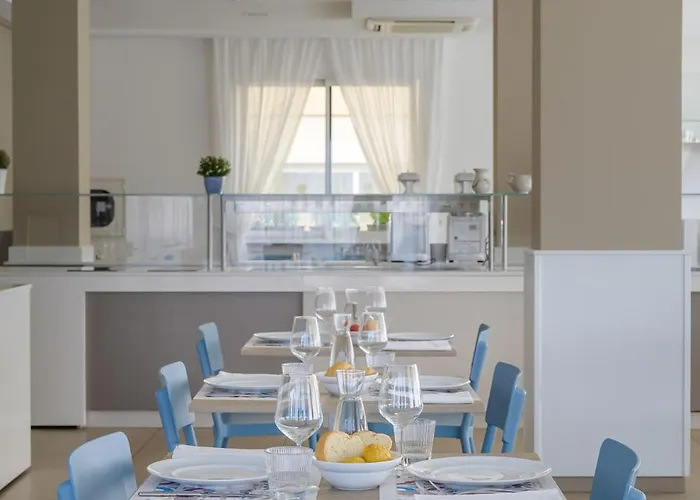 Hotel Augustus- Davanti A Noi C'è Solo Il Mare 3*