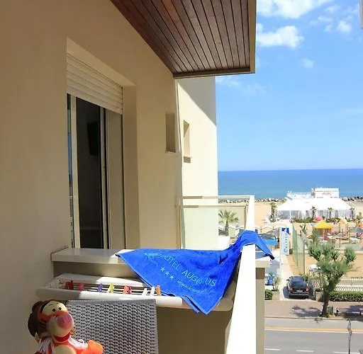 Hotel Augustus- Davanti A Noi C'e Solo Il Mare 3*